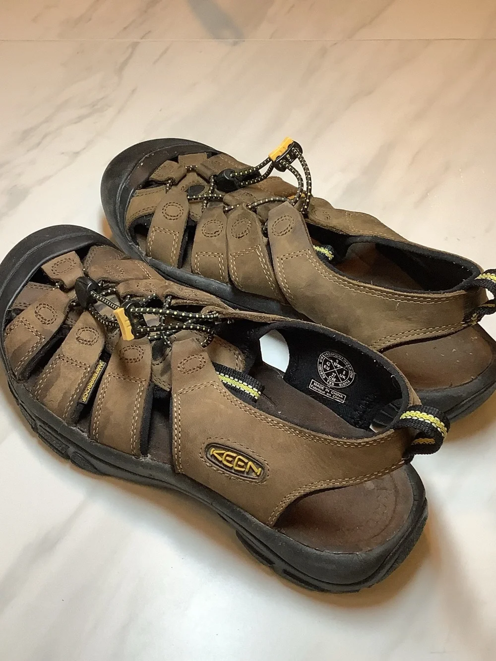 Keen Men’s Newport H2 SZ 9 Sandal Water Hiking Closed Toe